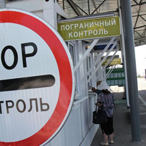 Украинка пыталась откупиться от крымских пограничников за "липовую миграционку 