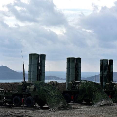 В Феодосии на боевое дежурство заступил полк, вооруженный комплексами ПВО С-400 "Триумф" 