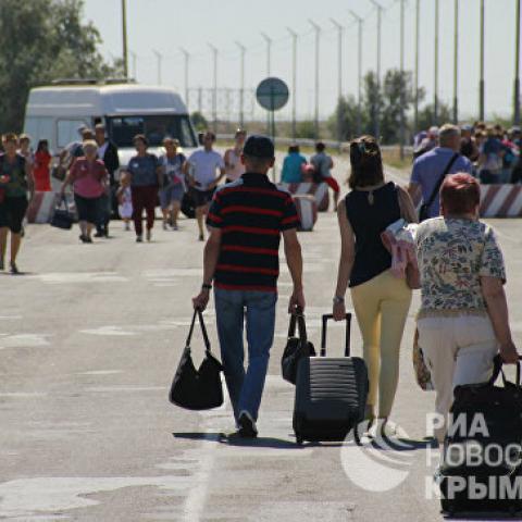 Очнулись: на Украине решили пустить официальные автобусы до границы с Крымом  