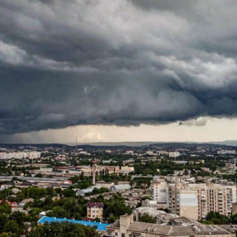 Штормовое предупреждение: сегодня в Крыму жара сменится бурей с градом  
